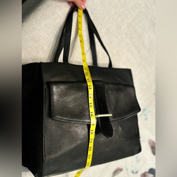 Kate spade ♠️ tote 👜 bag has on left handed a little bit ripped - Picture 4 of 17